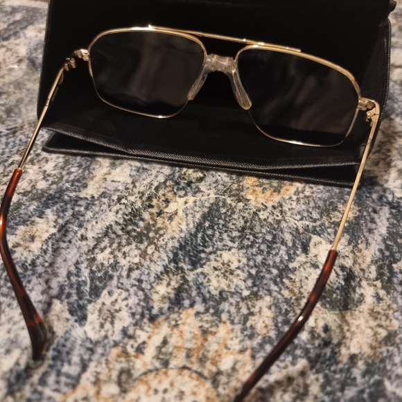 A Prive' Revaux Gold and Black Sunglasses with Sleek Design - Picture 4 of 5